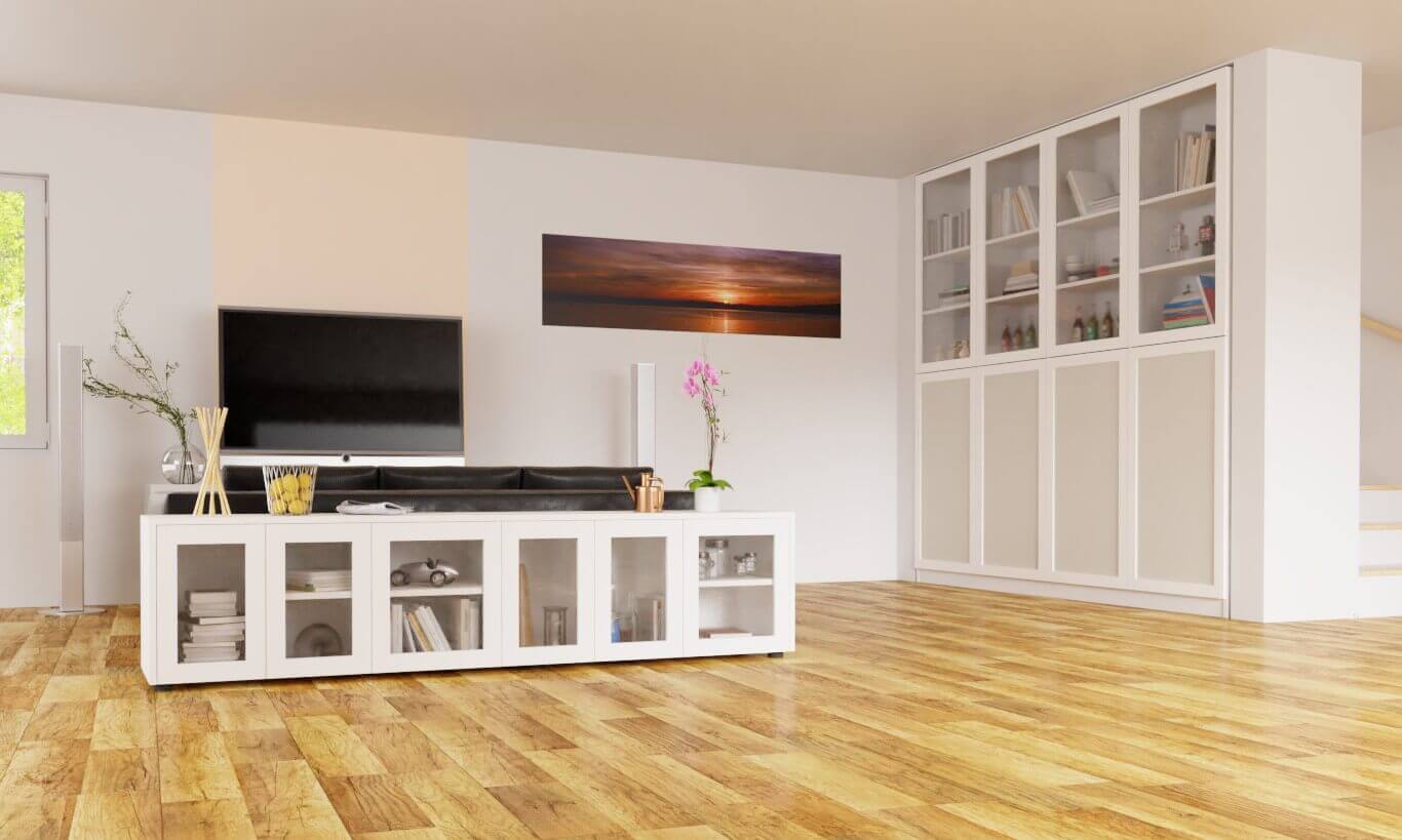 Skandi-Stil Einbauschrank und Lowboard mit Rahmentüren. Eine maßgefertigte Schrankwand mit Rahmenfront in einer Nische, die von Wand zu Wand und bis zur Decke reicht, im skandinavischem Einrichtungsstil.